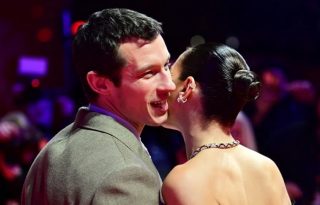 Dua Lipa (d) y Callum Turner (i), durante un evento en Berlín (Alemania). Foto: EFE / EPA / Fabian Sommer
