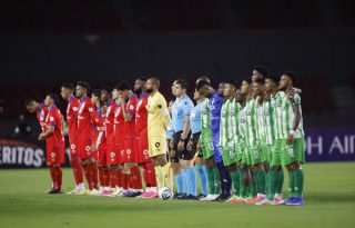 Jugadores de Olimpia y Alianza en el estadio Rommel Fernández. Foto: EFE