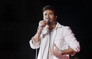 Pablo Alborán durante el concierto que ha ofrecido en la Puerta del Sol de Madrid. Foto: EFE / Sergio Pérez