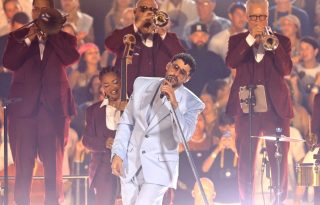 Bad Bunny se presenta durante el cierre de su gira internacional 'Debí tirar más fotos'. Foto: EFE/ Thais Llorca
