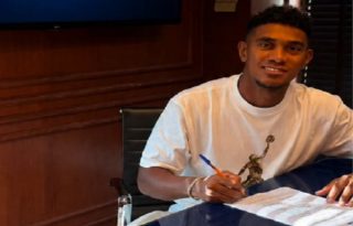 Yoel Bárcenas firma con el Iraklis de Grecia. Foto: iraklis_fc_official