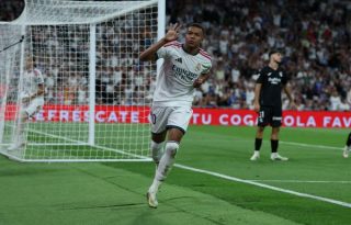 El delantero del Real Madrid, Kylian Mbappé, celebra su tercer gol en el partido ante Real Sociedad. Foto: EFE