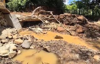 Adán Barría, residente del área, explicó que el paso permanece en malas condiciones desde hace aproximadamente dos semanas, luego de que una fuerte crecida del afluente provocara nuevos daños. Foto. Thays Domínguez