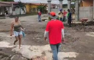 Entre las principales dificultades, Bonilla enfatizó el mal estado de las calles, varias de las cuales están siendo reparadas con el esfuerzo y los recursos económicos de los propios moradores. Foto. Melquíasdes Vásquez