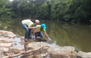 El agua del río La Villa sigue sin ser apta para el consumo humano. Foto: Cortesía