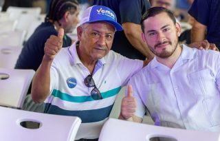 Juan Diego Vásquez (derecha) junto a un seguidor de Vamos. Foto: Cortesía