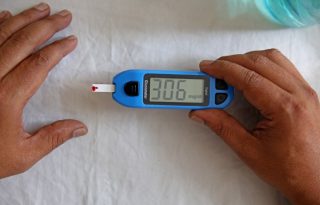 Un funcionario de salud verifica el nivel de azúcar. Foto: EFE / EPA / Jagadeesh NV