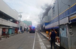 Uno de los mayores obstáculos durante el operativo ha sido la falta de presión en los hidrantes de la zona. Foto. Cuerpo de Bomberos