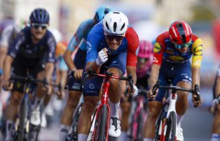  El ciclista francés Sebastien Tronchon (cent.) celebra la victoria en la décima etapa de la Vuelta a España. Foto:EFE