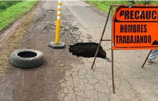 Los afectados reiteran su llamado de precaución a los automovilistas que transitan cerca del peligroso hundimiento de la vía. Foto. Melquíades Vásquez
