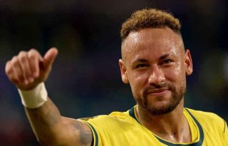Neymar abandonó entre lágrimas el partido entre Santos y Palmeiras tras sentir molestias en el muslo derecho y cuestionó el estado del césped de Vila Belmiro.
