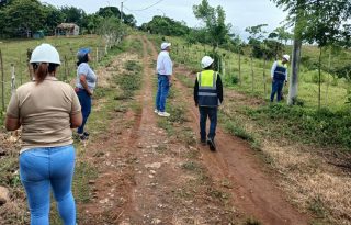 En un intento por rescatar el proyecto, personal de la Dirección de Ingeniería del Municipio de La Chorrera y la Autoridad de los Servicios Públicos inspeccionaron el estado de la red. Foto. Eric Montenegro