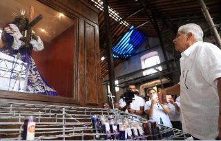 Mulino frente al Cristo Negro de Portobelo. Foto: Presidencia