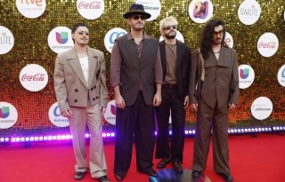 La banda Morat a su llegada a la alfombra roja de la gala de entrega de la vigésimo tercera edición de los Premios Juventud. Foto: EFE / Jorge Zapata