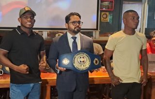Olando 'Virus' Mosquera (der.)  terminó con el invicto de Jonathan Miniel (izq.) y se llevó el título welter.
