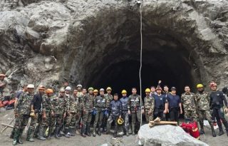 Equipos de rescate en la bajada del túnel del proyecto hidroeléctrico Upper Trishuli 1. Foto: EFE