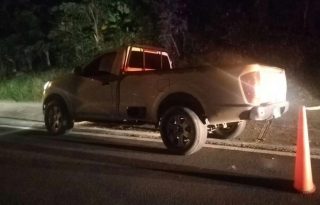 Pickup blanco usado para desplazarse por la deteriorada carretera que conduce a Tambo. 