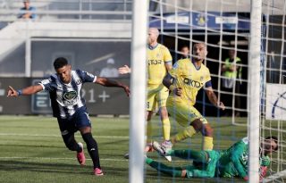 Édgar Yoel Bárcenas festeja su primer gol en el fútbol de Grecia. Foto: @yobar23