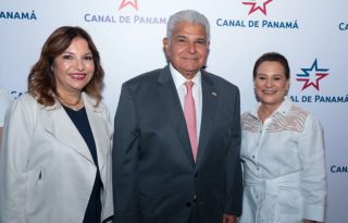 La primera dama, Maricel de Mulino; el presidente, José Raúl Mulino y la administradora del Canal, Ilya Espino de Marotta. Foto: Cortesía 