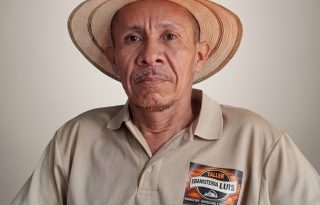 El señor Ángel cuenta con más de 15 años de experiencia realizando trabajos de ebanistería desde La Pintada.  Foto: Cortesía