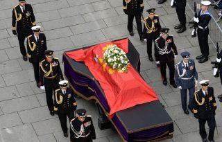 El féretro del rey Harald V de Noruega es trasladado desde el Palacio a la Catedral de Oslo para el funeral, en Oslo, Noruega. Foto: EFE
