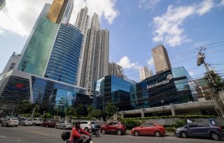 Otro elemento que sostiene el atractivo de Panamá como centro financiero es su capacidad para captar recursos internacionales.  Imagen mejorada con IA