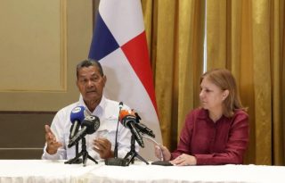 El director del Sistema Penitenciario, Chanan Singh, junto a la ministra de Gobierno, Dinoska Montalvo. Foto: Cortesía