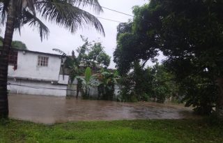 Desde hace varios días la Costa Atlántica ha sido azotada por un fuerte temporal que ha causado inundaciones, caída de árboles y voladuras de techos.