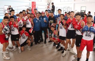 El ministro de Educación, Ventura Vega, y Roberto Durán, junto a los boxeadores panameños que estarán en el torneo 'El Legado'. Foto: Meduca