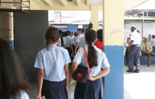 Los 16 centros educativos de la Costa Atlántica reanudarán las clases este martes. Foto. Archivo