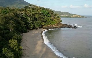 El acuerdo municipal prohíbe además el otorgamiento de títulos de propiedad sobre la zona de playa, así como la emisión de permisos de construcción. Foto. Eric Montenegro