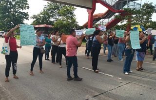 La protesta provocó severas afectaciones al tránsito por la carretera Interamericana, mientras los manifestantes exigían la presencia de la directora regional de Educación, María Pimentel. Foto. Melquíades Vásquez