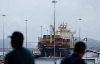 Buque navegando por las esclusas de Miraflores en el Canal de Panamá. Foto: EFE
