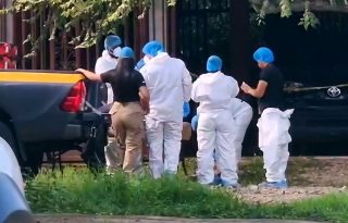 Las autoridades acordonaron el área y comenzaron las labores para levantar evidencias y establecer lo sucedido dentro del inmueble. 