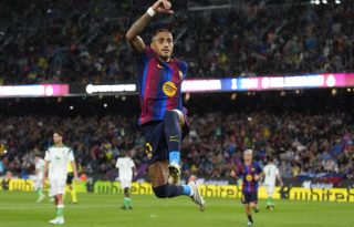 El delantero brasileño del Raphinha celebra uno de sus goles ante el Racing de Santander. Foto: EFE