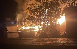 Las autoridades iniciaron las investigaciones para determinar las causas del fuego y esclarecer las circunstancias del suceso.