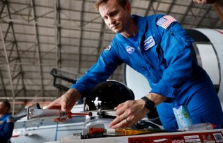 El operador de equipos de sensores en el Centro Espacial Johnson de la NASA, Cary Klemm. EFE