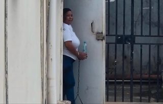 Al finalizar la audiencia, la abogada defensora Suky Yard calificó la diligencia como compleja debido a las circunstancias que han rodeado la vida de los menores. Foto. Thays Domínguez