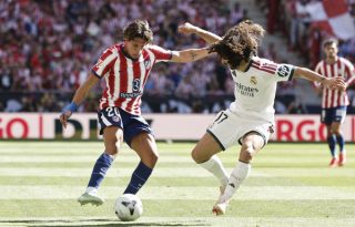 El delantero del Atlético de Madrid Giuliano Simeone (izq.) pelea un balón ante el defensa del Real Madrid Marc Cucurella durante el partido de LaLiga. Foto: EFE