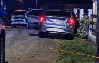 Tras el reporte, la Policía Nacional ubicó el vehículo Kia Rio de color gris, con matrícula EU2030, en el que se trasladaba la víctima al ingresar al poblado de La Mitra.