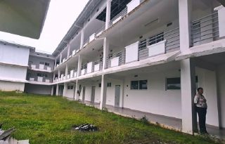 Por ahora, la comunidad educativa continúa a la espera de una solución que permita retomar y concluir una obra que lleva cerca de 11 años en construcción. Foto. Thays Domínguez
