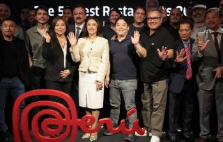 El chef peruano Mitsuharu 'Micha' Tsumura (c-d), junto a la presidenta de la Comisión de Promoción del Perú para la Exportación y el Turismo, Teresa Mera Gómez (c-i). Foto: EFE / Paolo Aguilar 
