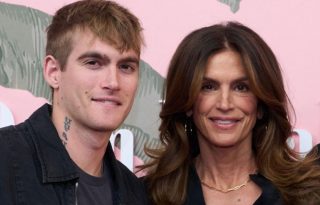 La modelo estadounidense Cindy Crawford (d) junto a su hijo Presley Gerber. Foto: EFE