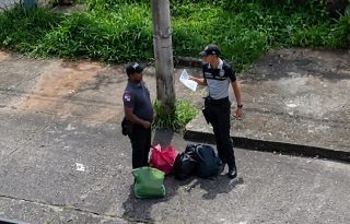 En el interior del equipaje se hallaron dos armas de fuego, 24 celulares, droga y otros artículos prohibidos. Foto. Cortesía