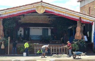 Con la llegada de miles de visitantes, Guararé se dispone a vivir sus jornadas más concurridas del año en la edición 74 del Festival Nacional de la Mejorana. Foto. Thays Domínguez