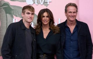 Presley Gerber (i), Cindy Crawford (c) y Rande Gerber (d). Foto: EFE / EPA /Allison Dinner