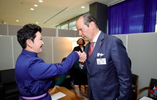 El canciller Javier Martínez Acha  y su homóloga de Mongolia,  Batmunkh Battsetseg. Foto: Cortesía