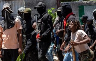 Integrantes de Brigadas de Autodefensa participando durante una protesta en la que exigen a las autoridades medidas para controlar el incremento de la violencia en Puerto Príncipe (Haití). Foto: EFE
