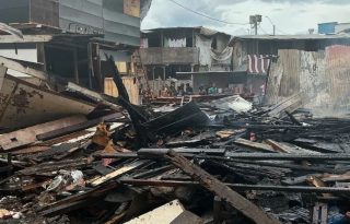 El incendio consumió la barraca. Foto: Cuerpo de Bomberos
