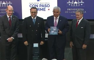 Ministros entregan al presidente, José Raúl Mulino, el informe de la Comisión Interministerial. 
